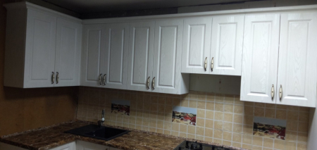 Кухня белого цвета со шкафом под газовый котел