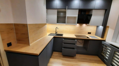 Кухня угловая в цветовом сочетании серого, белого и дерева