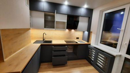Кухня угловая в цветовом сочетании серого, белого и дерева