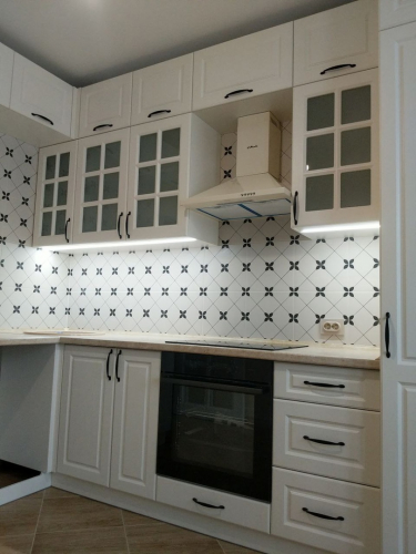 Кухня белая с орнаментом